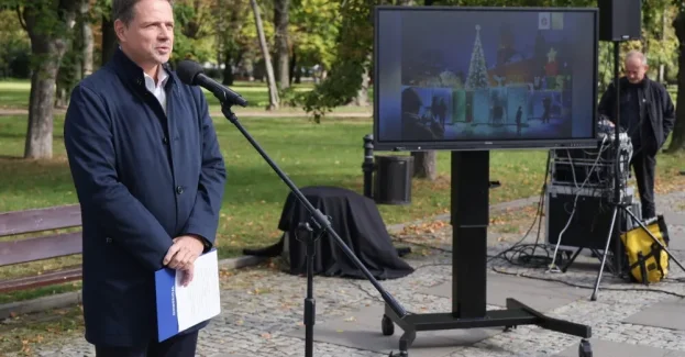 W połowie października Park Świętokrzyski obok Pałacu Kultury zamieni się w ogród światła. To pierwszy krok do rozświetlenia miasta iluminacją świąteczną w grudniu. W Parku Świętokrzyskim, jak przekazał prezydent Warszawy Rafał Trzaskowski w mediach społecznościowych, światło będzie reagowało na ruch. 