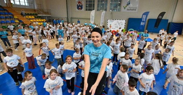 Skoki, biegi, rzuty i uśmiechy po pierwszych udanych skokach o tyczce w życiu – tak wyglądały cztery pierwsze przystanki tegorocznego Monika Pyrek Camp. W Bezrzeczu i Pyrzycach koło Szczecina, Przyborowie koło Nowej Soli i Legnicy lekką atletykę poprzez zabawę poznawało blisko tysiąc trzysta dzieci. Kolejne spotkania z Moniką Pyrek już w grudniu.