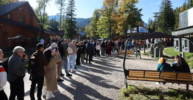 Zakopane w sobotę przeżywa wzmożony napływ turystów. Bardzo duży ruch panuje na tatrzańskich szlakach. Wszystkie miejsca parkingowe przy szlaku do Morskiego Oka zostały zarezerwowane, a przed kolejką linową na Kasprowy Wierch utworzył się sznur oczekujących.